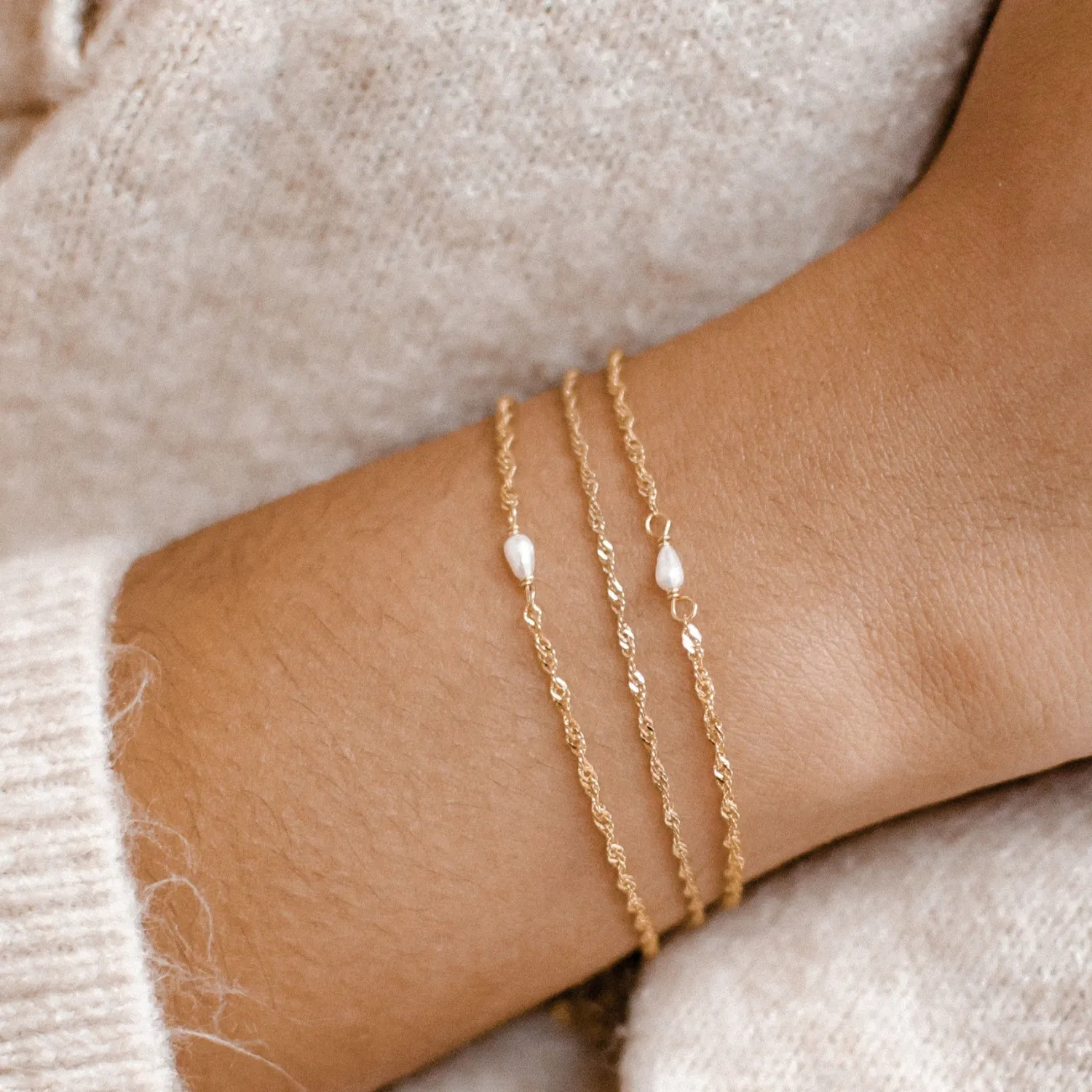 Charm Armbänder | Hey Happiness Armband mit Perle Sterlingsilber in Goldfarbe