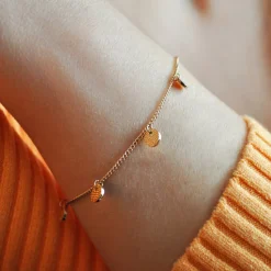 Charm Armbänder | Hey Happiness Armband Strukturierte Plättchen Anhänger in Gold