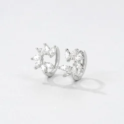 Huggie Ohrringe | Hey Happiness Blume Huggie Ohrringe mit Steinen Sterlingsilber