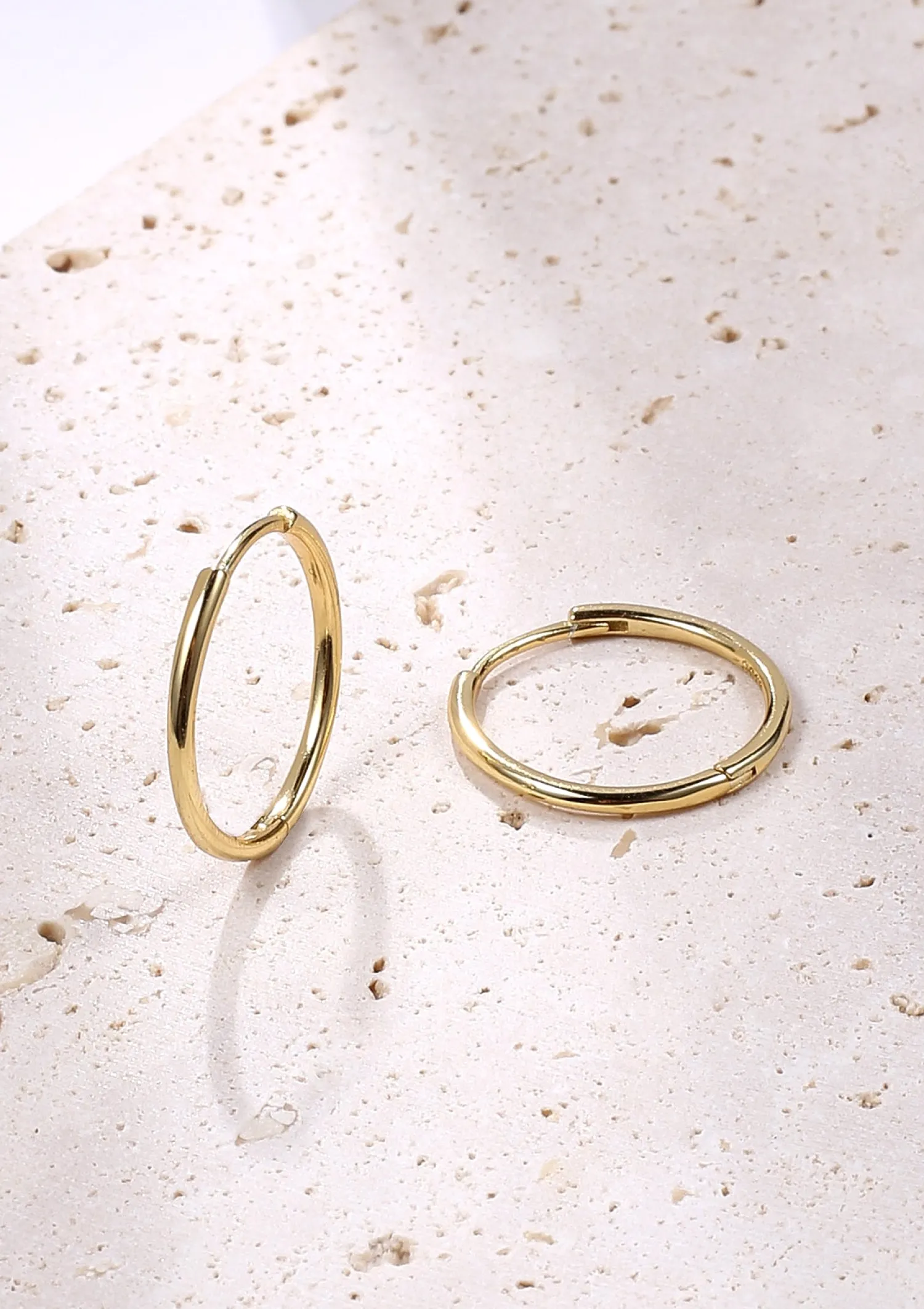Creolen | Hey Happiness Dünne Creolen aus Sterlingsilber in Gold