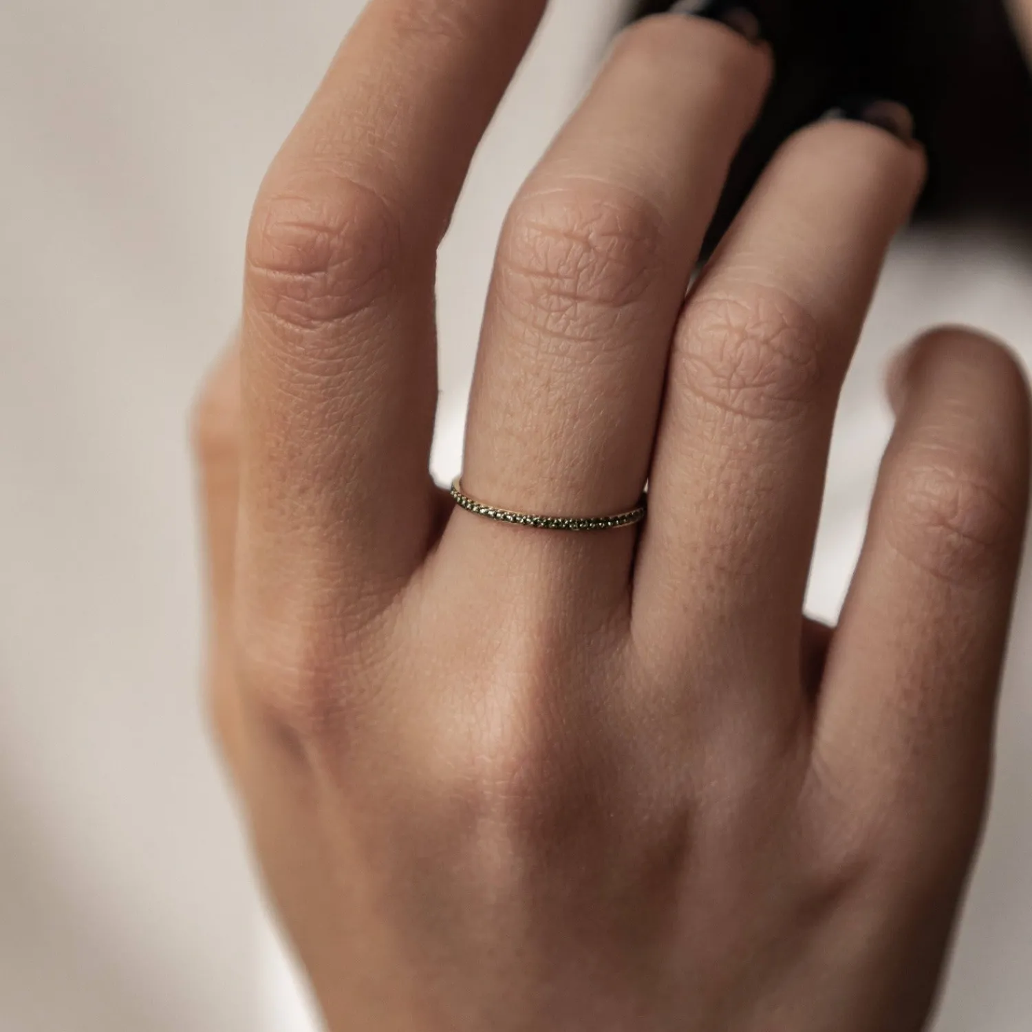 Schlichte Ringe | Hey Happiness Dünner Band Ring mit grünen Edelsteinen in Gold