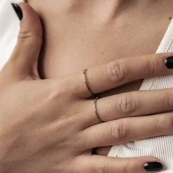 Schlichte Ringe | Hey Happiness Dünner Band Ring mit grünen Edelsteinen in Gold