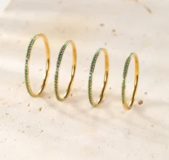 Schlichte Ringe | Hey Happiness Dünner Band Ring mit grünen Edelsteinen in Gold