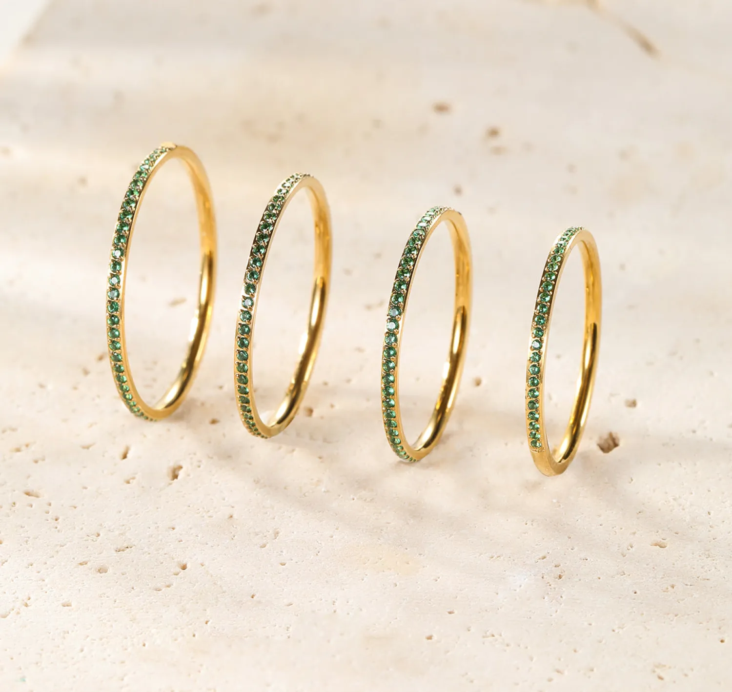 Schlichte Ringe | Hey Happiness Dünner Band Ring mit grünen Edelsteinen in Gold