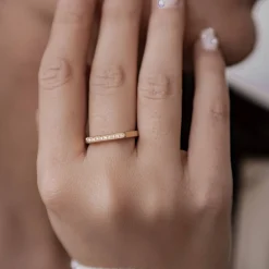 Schlichte Ringe | Hey Happiness Eleganter Edelstein Arc-Siegelring aus Edelstahl Gold