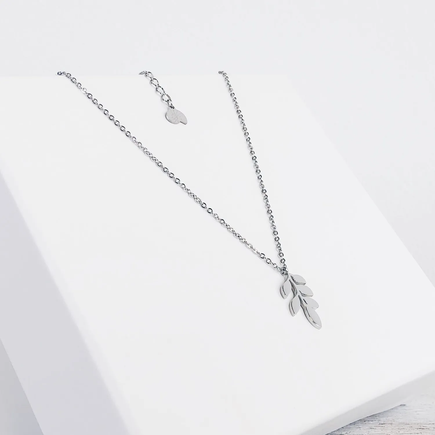 Filigrane Ketten | Hey Happiness Feine Kette mit Blatt Anhänger in Silberfarbe Silver
