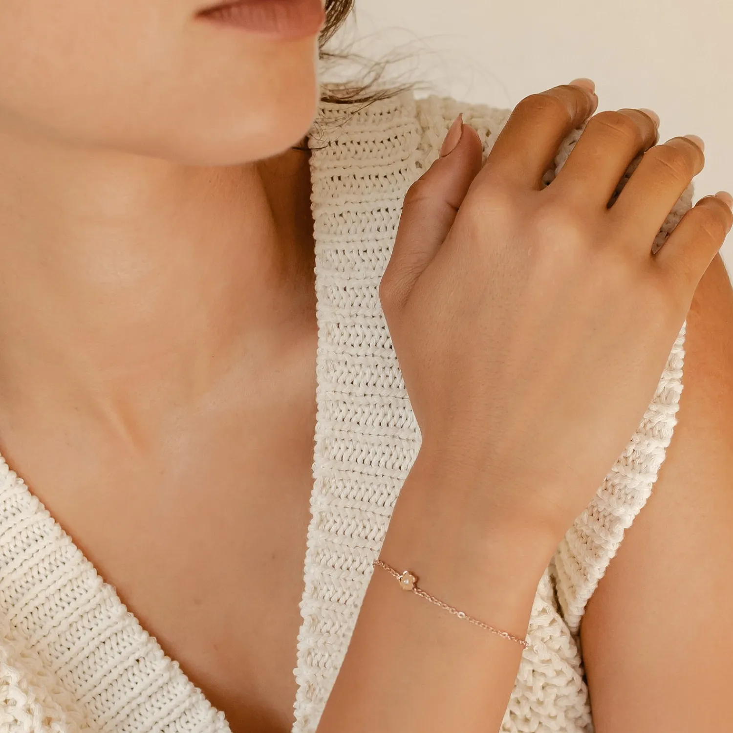 Charm Armbänder | Hey Happiness Filigranes Armband Blume in Gold