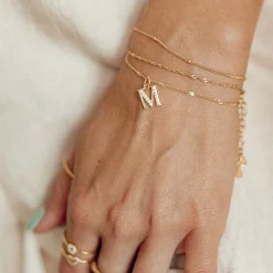 Charm Armbänder | Hey Happiness Filigranes Armband mit Großbuchstaben Anhänger