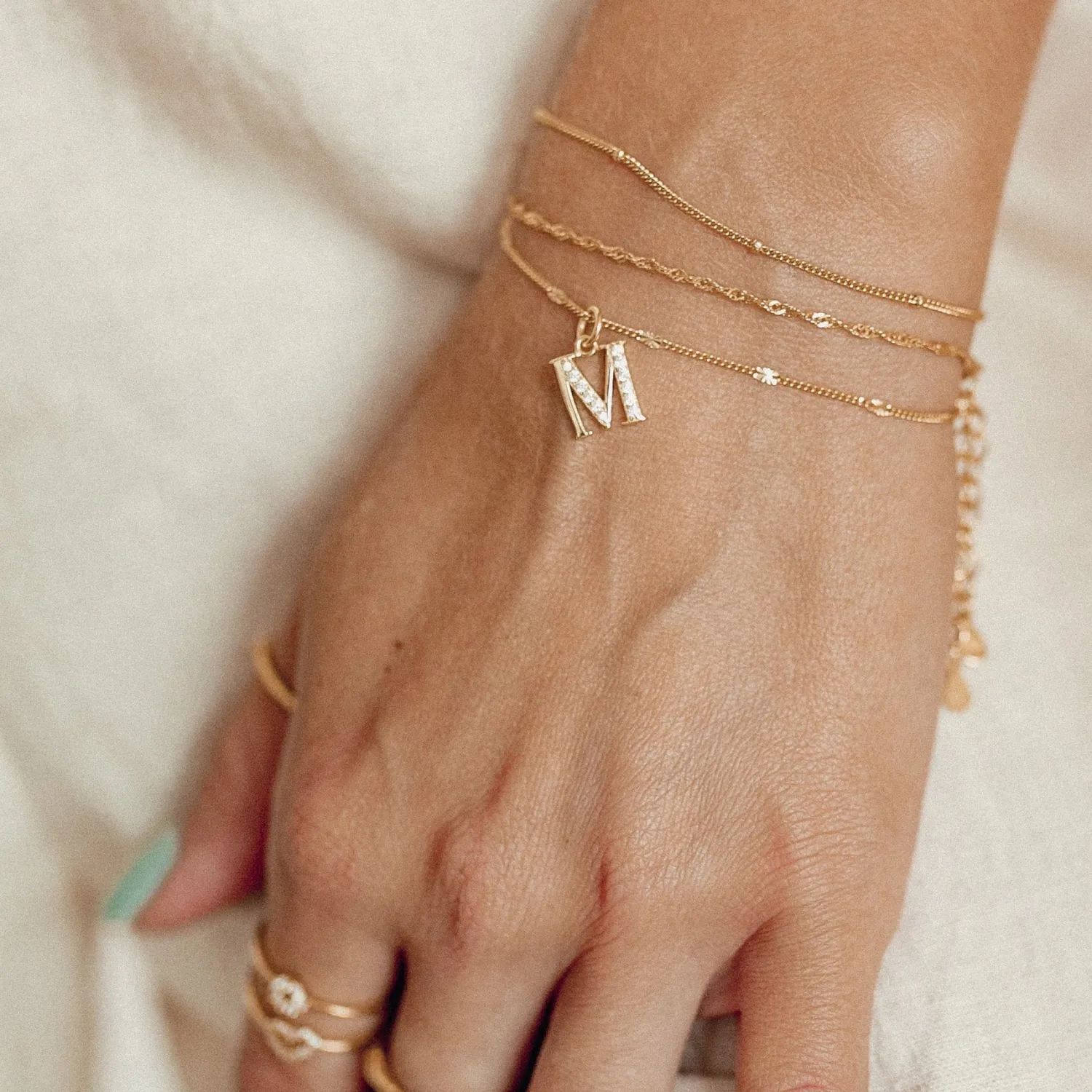 Charm Armbänder | Hey Happiness Filigranes Armband mit Großbuchstaben Anhänger