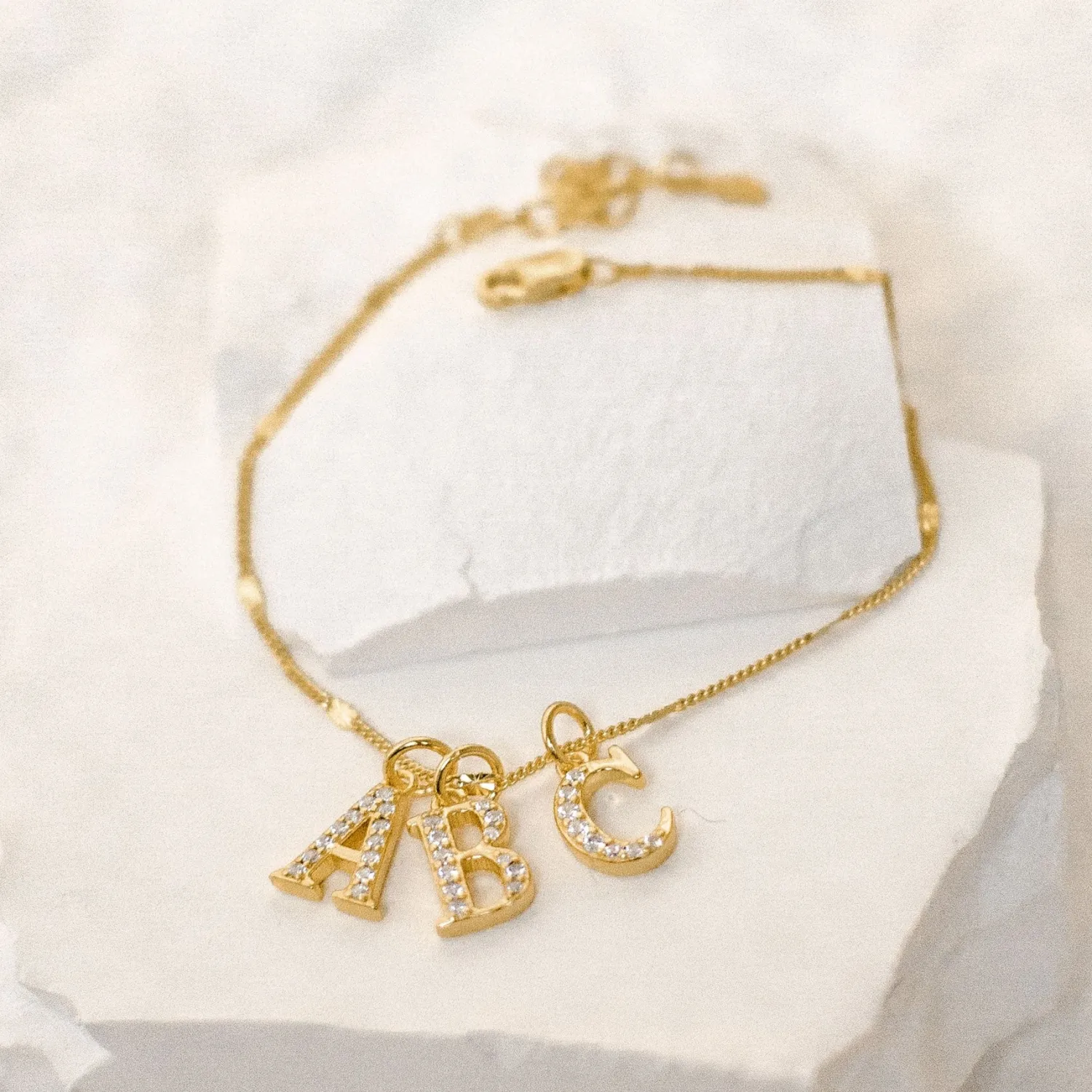 Charm Armbänder | Hey Happiness Filigranes Armband mit Großbuchstaben Anhänger