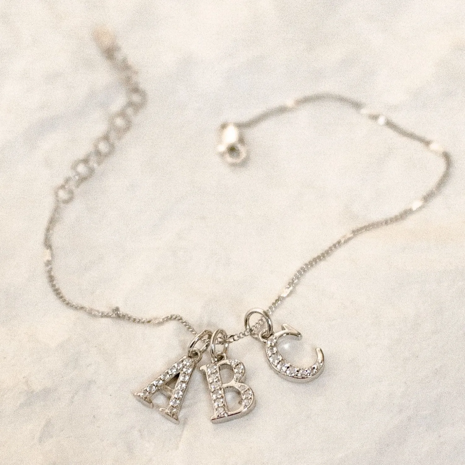 Charm Armbänder | Hey Happiness Filigranes Armband mit Großbuchstaben Anhänger