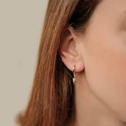 Huggie Ohrringe | Hey Happiness Gekreuzte Finger Huggie Ohrringe aus Sterlingsilber