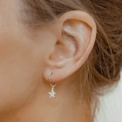 Huggie Ohrringe | Hey Happiness Gänseblümchen Huggie Ohrringe mit Schmucksteinen Sterlingsilber