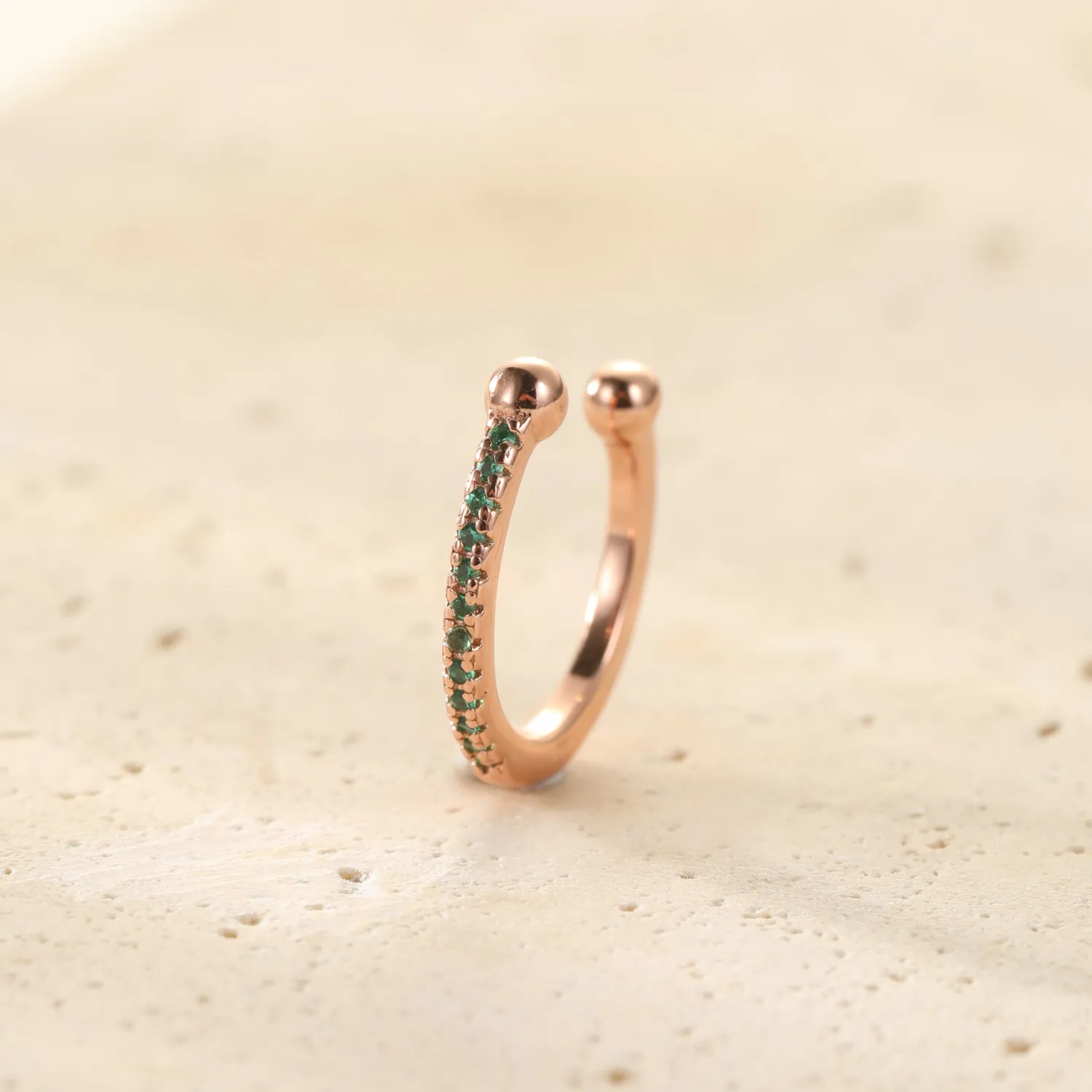 Ear Cuffs | Ohrstecker | Hey Happiness Grüne Diamant Ear Cuff aus Sterlingsilber, vergoldet