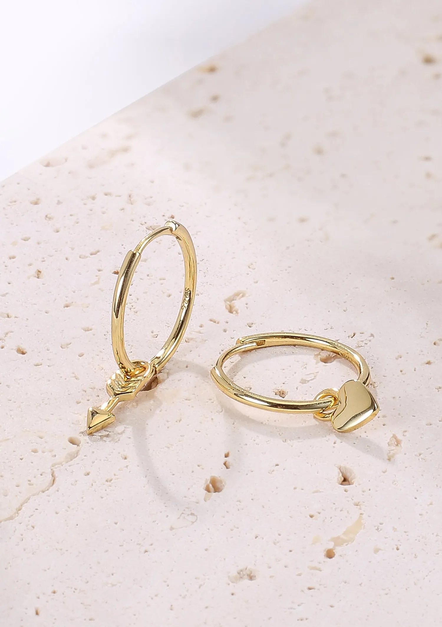 Creolen | Hey Happiness Herz und Pfeil Charm Creolen aus Sterlingsilber in Gold
