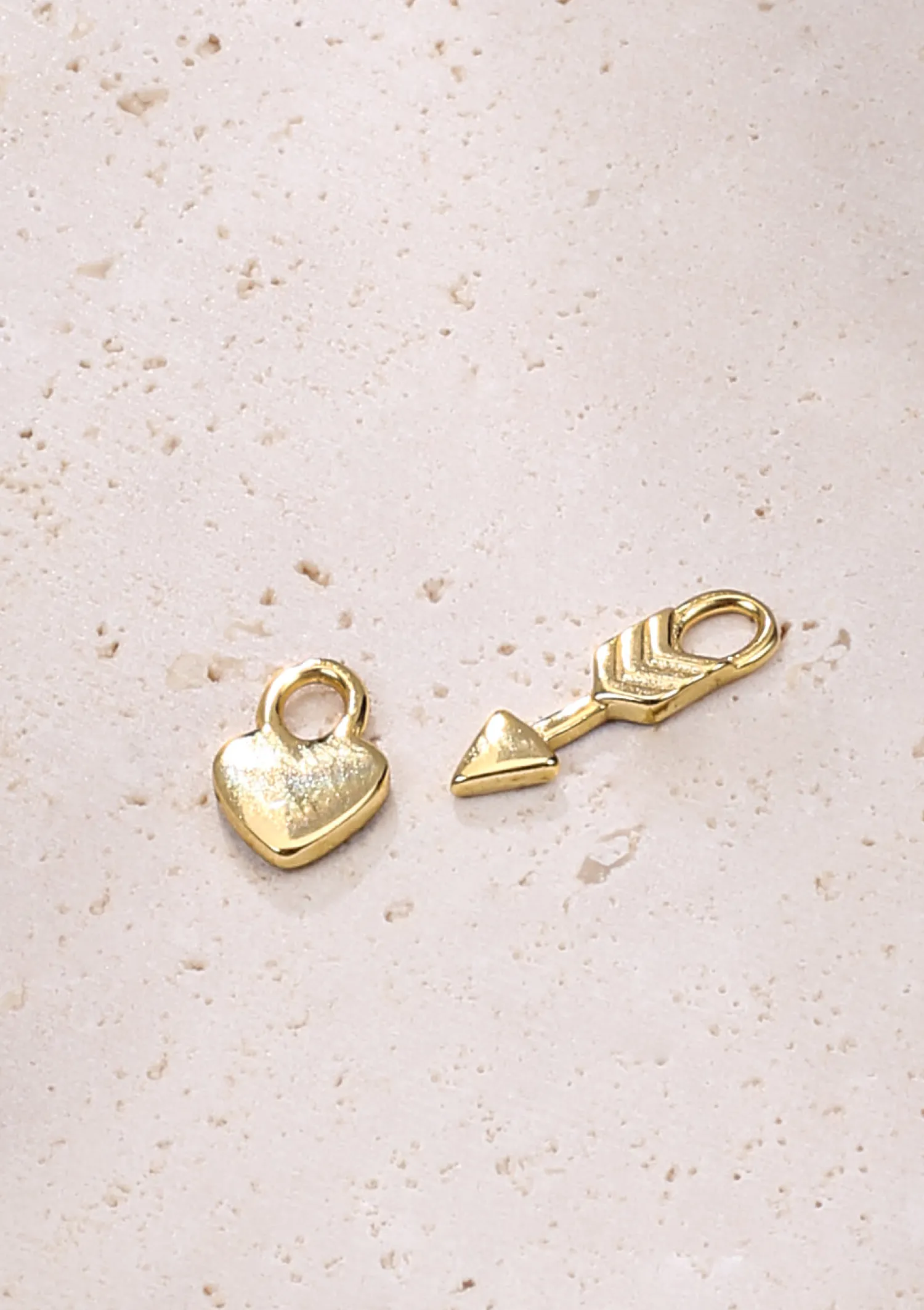 Creolen | Hey Happiness Herz und Pfeil Charm Creolen aus Sterlingsilber in Gold