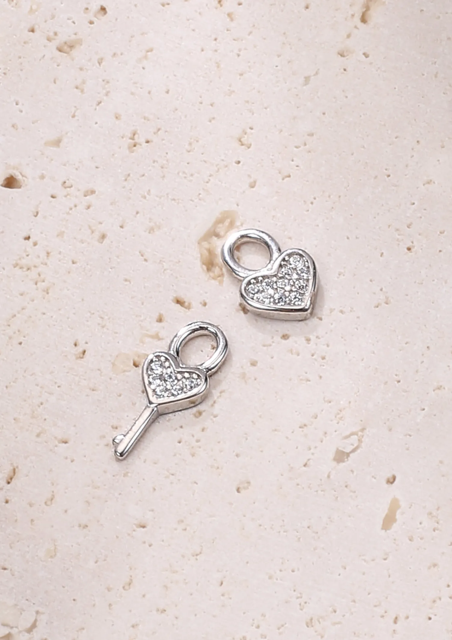 Creolen | Hey Happiness Herz und Schlüssel Charm Creolen aus Sterlingsilber Silver