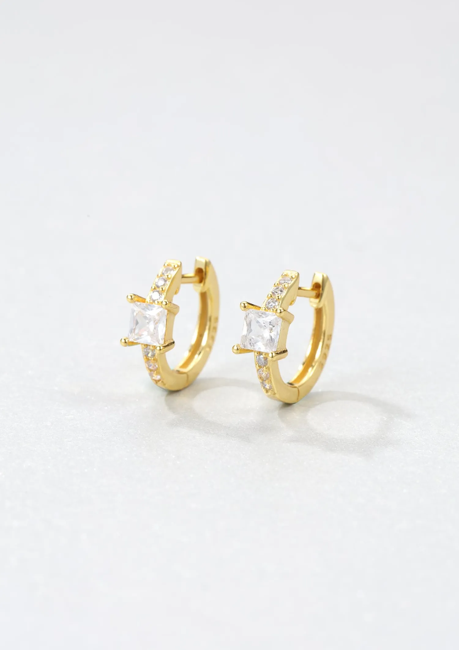 Huggie Ohrringe | Hey Happiness Huggie Ohrringe mit Quadratischen Steinen Sterlingsilber in Gold