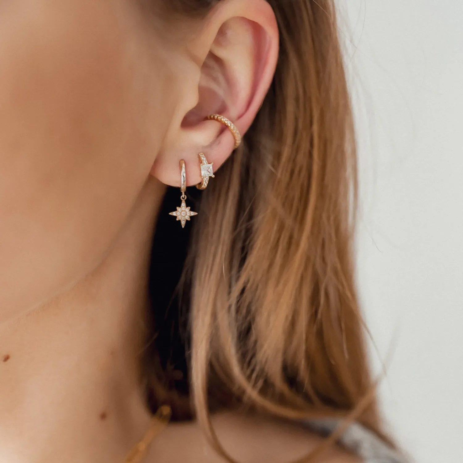 Huggie Ohrringe | Hey Happiness Huggie Ohrringe mit Quadratischen Steinen Sterlingsilber in Gold