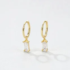 Huggie Ohrringe | Hey Happiness Huggie Ohrringe mit Steinen in Baguette-Form Sterlingsilber in Gold