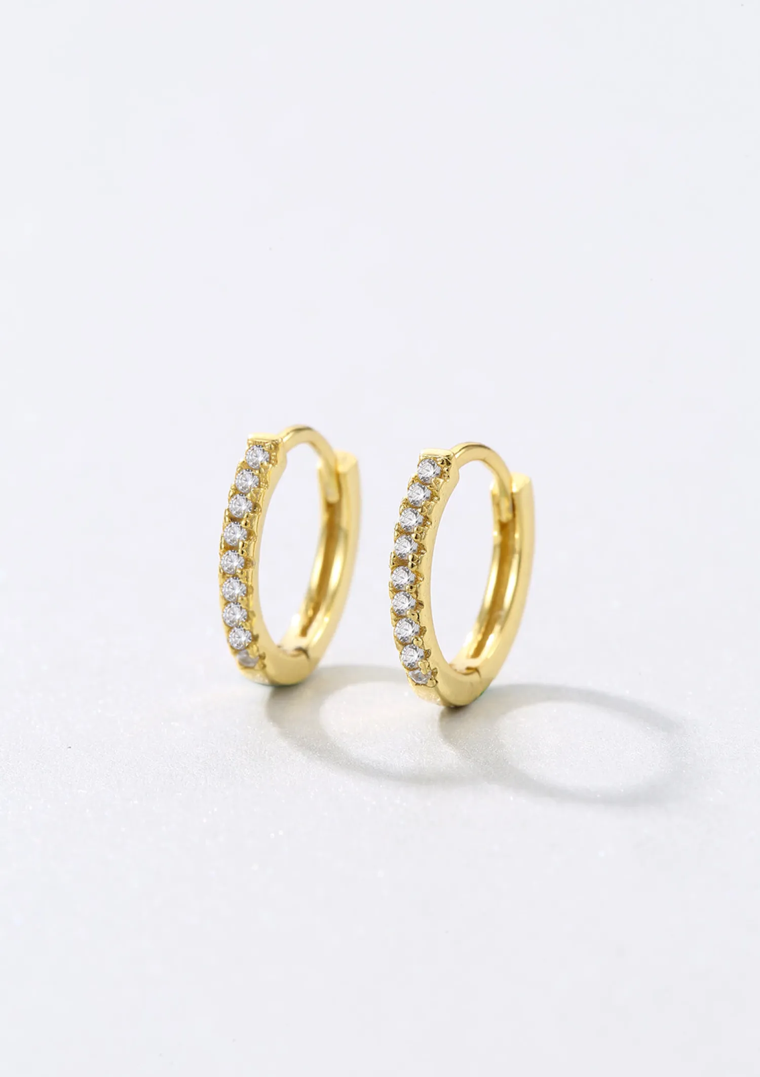 Huggie Ohrringe | Creolen | Hey Happiness Huggie Ohrringe mit Strasssteinen Sterlingsilber mit Goldüberzug