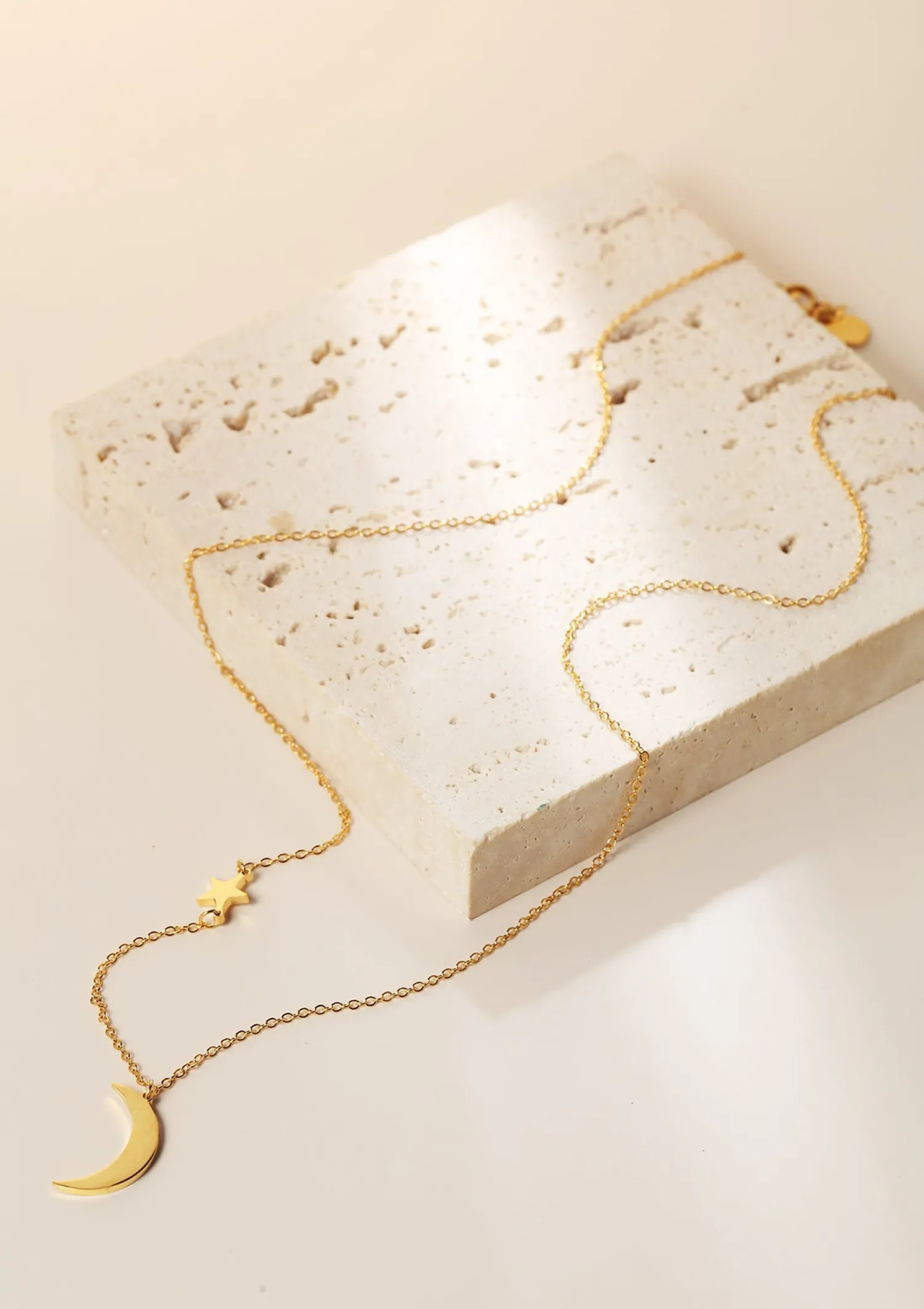 Filigrane Ketten | Hey Happiness Kette mit Stern und Mond Anhängern in farbe Gold