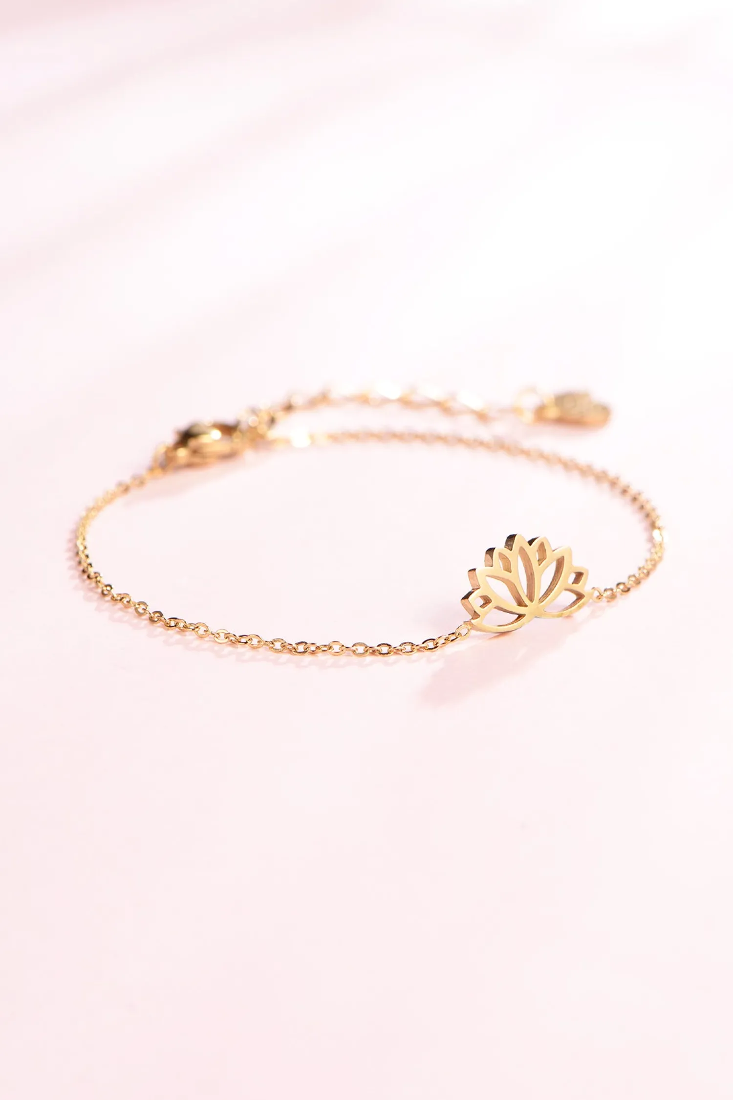 Charm Armbänder | Hey Happiness Lotus Armband in farbe Gold