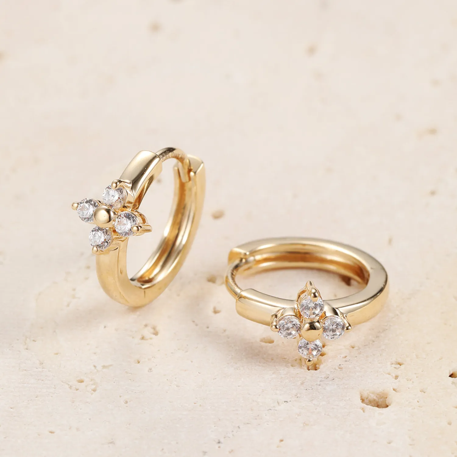 Huggie Ohrringe | Hey Happiness Luck Huggie Creolen Ohrringe 14K Gold
