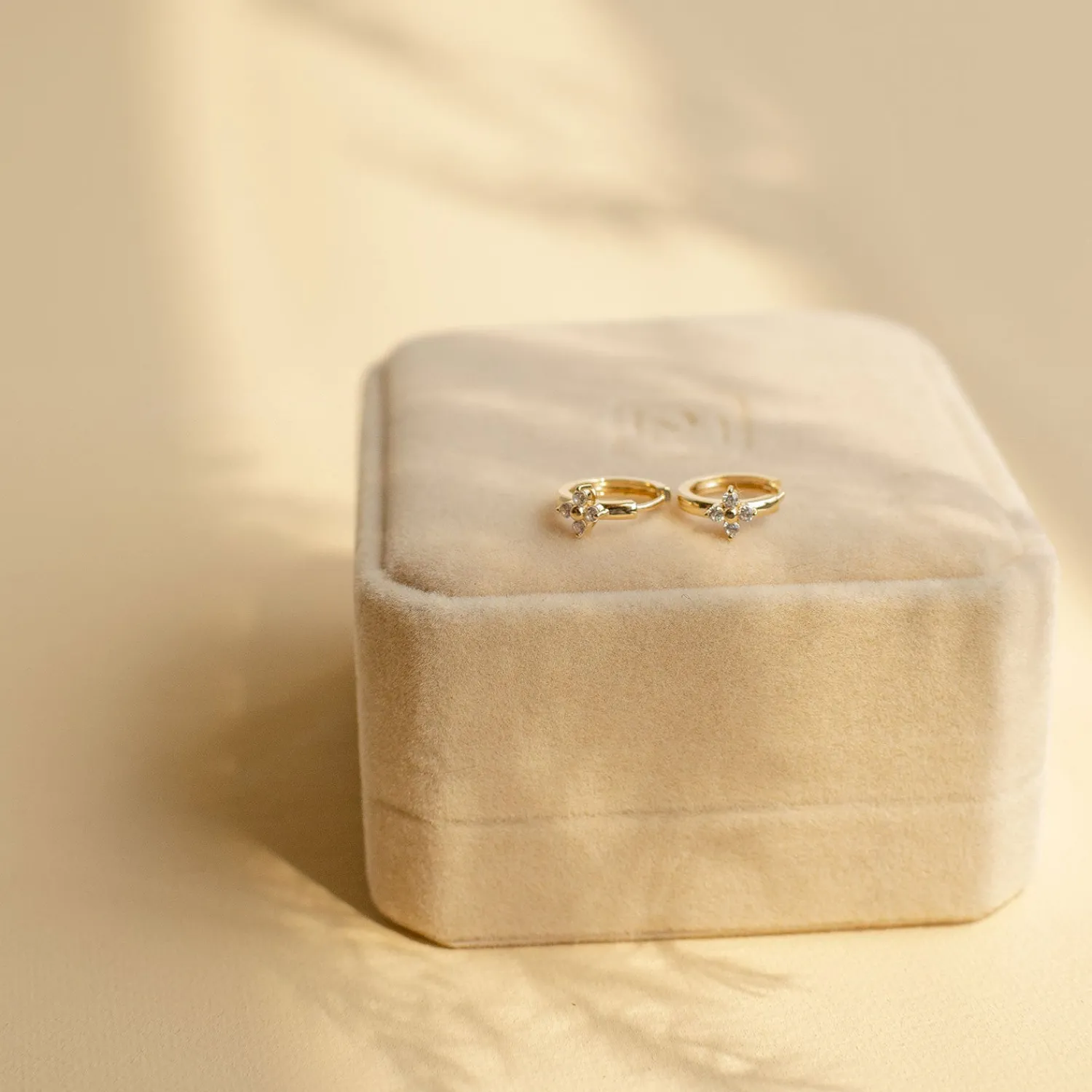 Huggie Ohrringe | Hey Happiness Luck Huggie Creolen Ohrringe 14K Gold