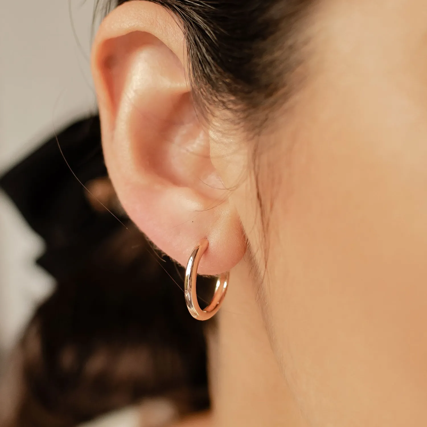 Creolen | Hey Happiness Mittelgroße Schlichte Creolen Sterlingsilber in Gold