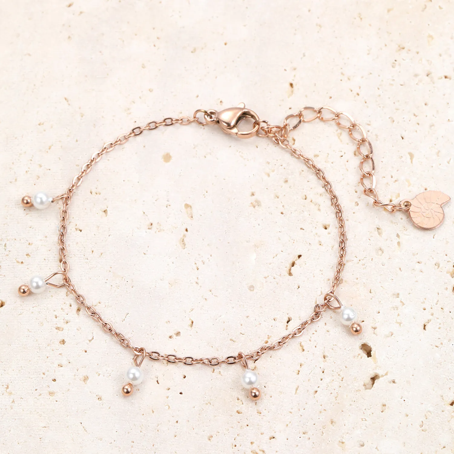 Charm Armbänder | Hey Happiness Rosegold Armband mit Perlen Cinque Rose Gold