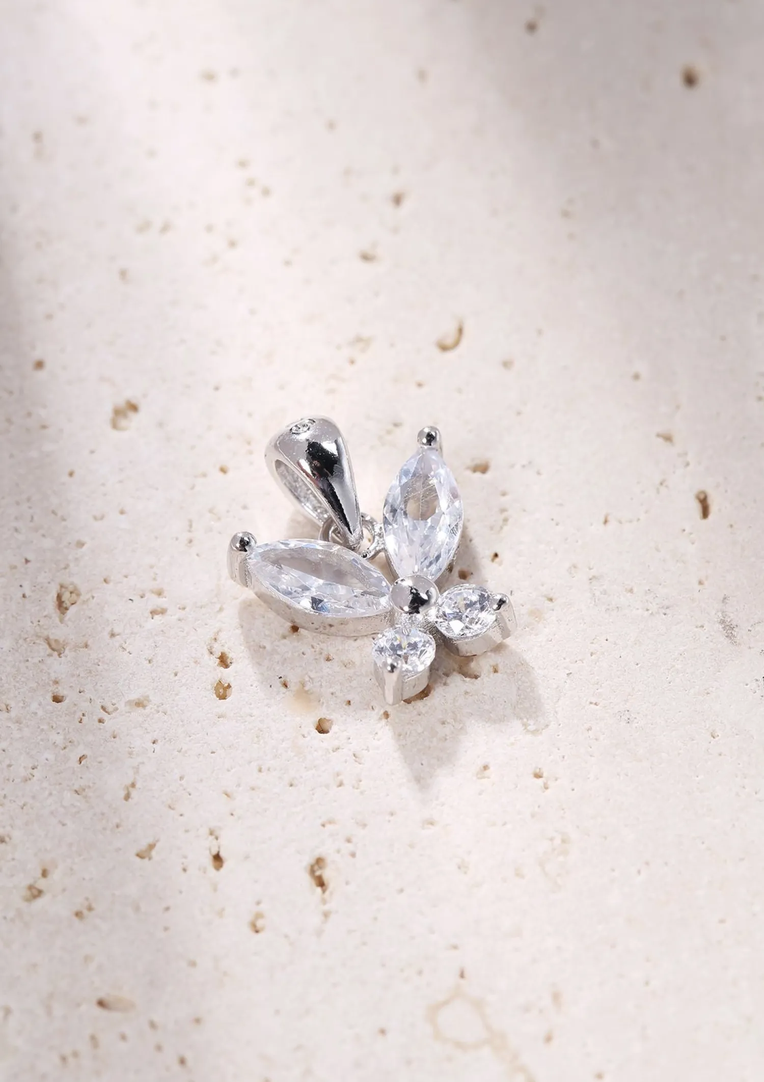 Anhänger | Filigrane Ketten | Hey Happiness Schmetterling Anhänger für Erfolg und Siegeswille in Silberfarbe Silver