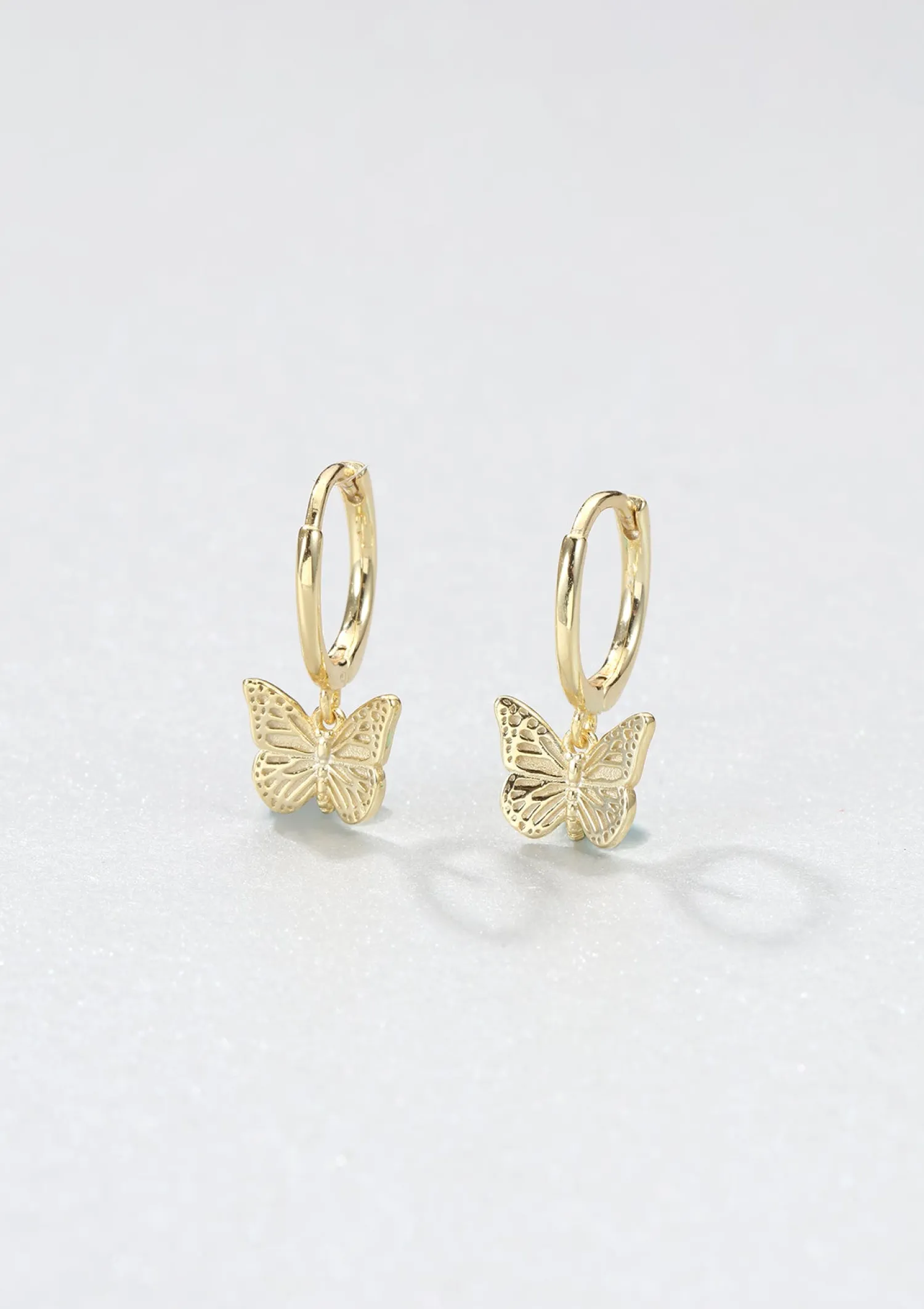 Huggie Ohrringe | Hey Happiness Schmetterling Huggie Ohrringe Sterlingsilber in Gold