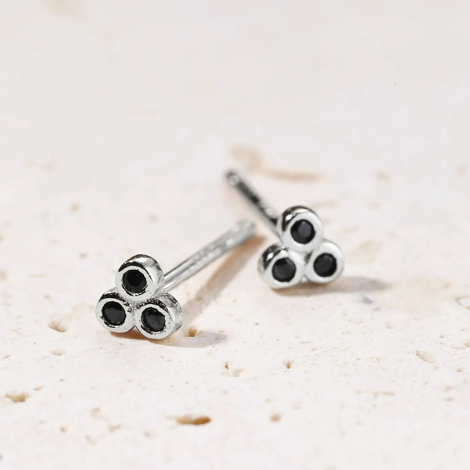 Ohrstecker | Hey Happiness Schwarze Triad Ohrstecker aus Sterlingsilber Silver