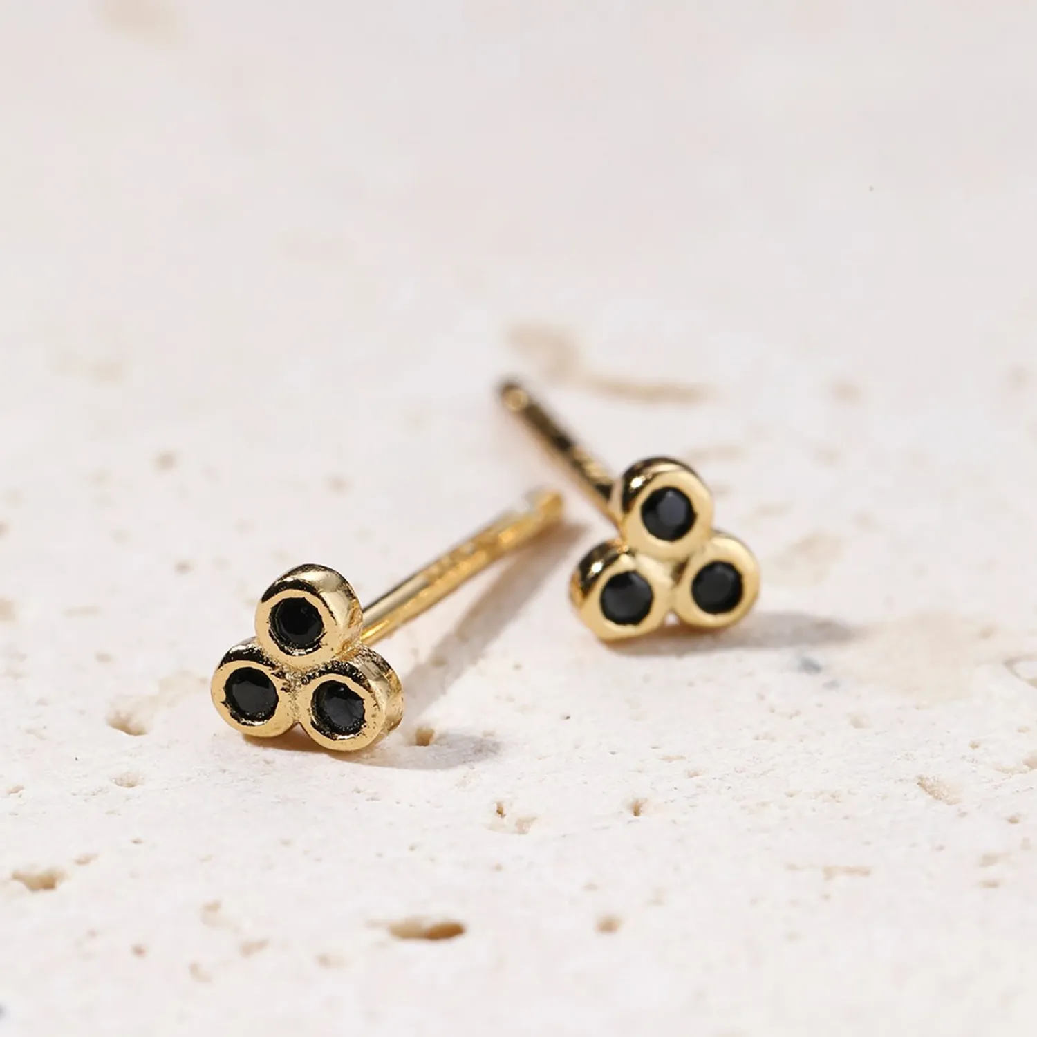 Ohrstecker | Hey Happiness Schwarze Triad Ohrstecker aus Sterlingsilber in Gold