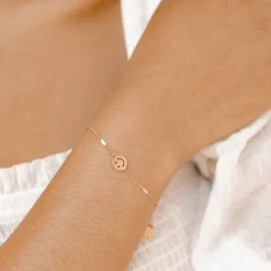 Charm Armbänder | Hey Happiness Smiley Gesicht Anhänger Armband in Gold