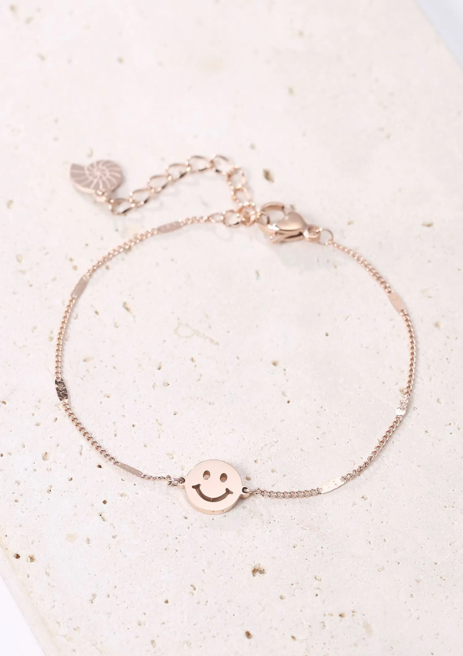 Charm Armbänder | Hey Happiness Smiley Gesicht Anhänger Armband in Rosegold Rose Gold