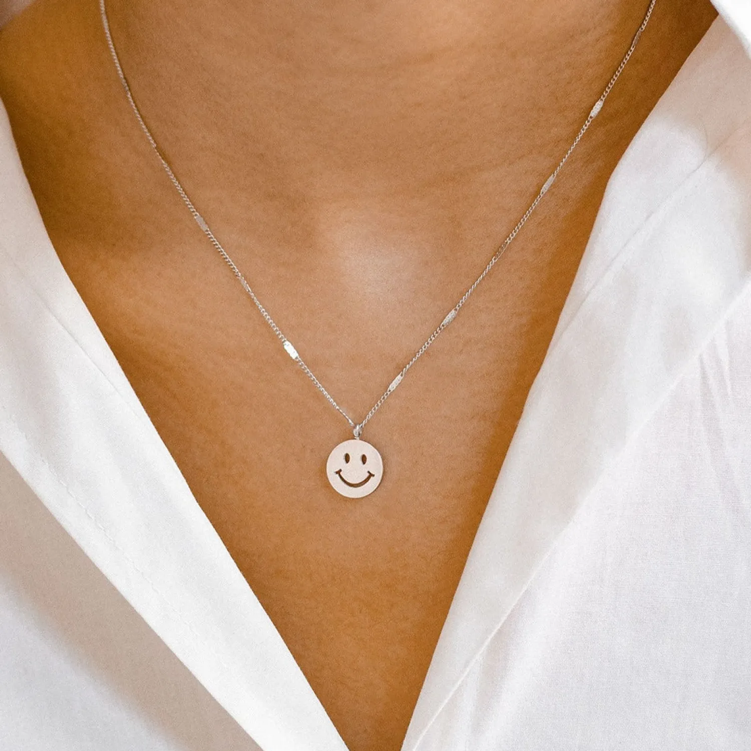Filigrane Ketten | Hey Happiness Smiley Gesicht Anhänger Kette in Silber Silver