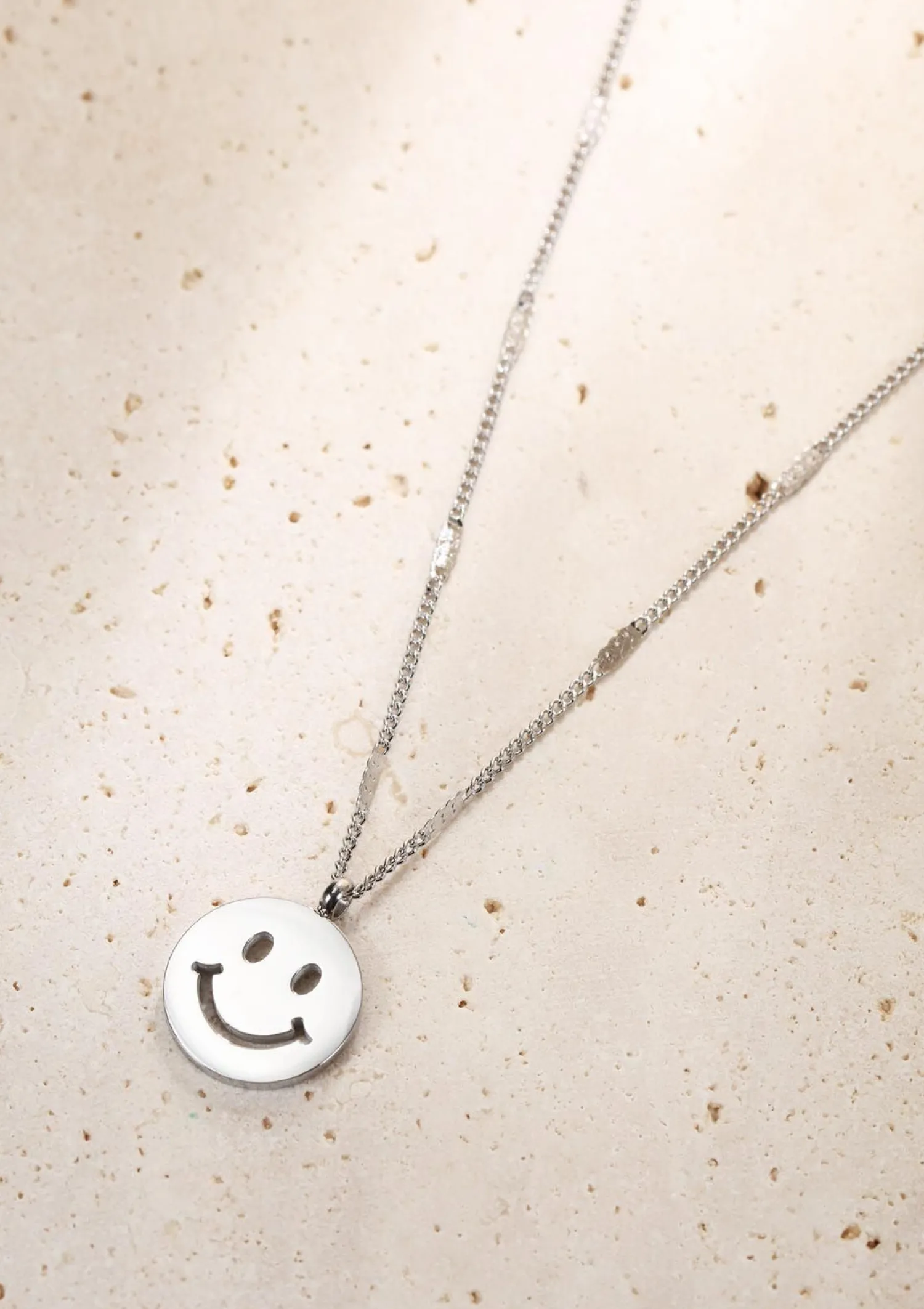 Filigrane Ketten | Hey Happiness Smiley Gesicht Anhänger Kette in Silber Silver