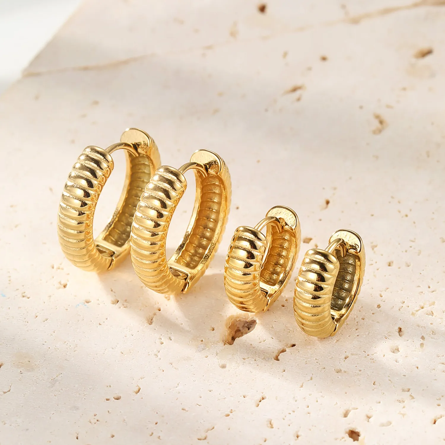 Creolen | Hey Happiness Strukturierte Creolen Ohrringe aus Edelstahl Gold