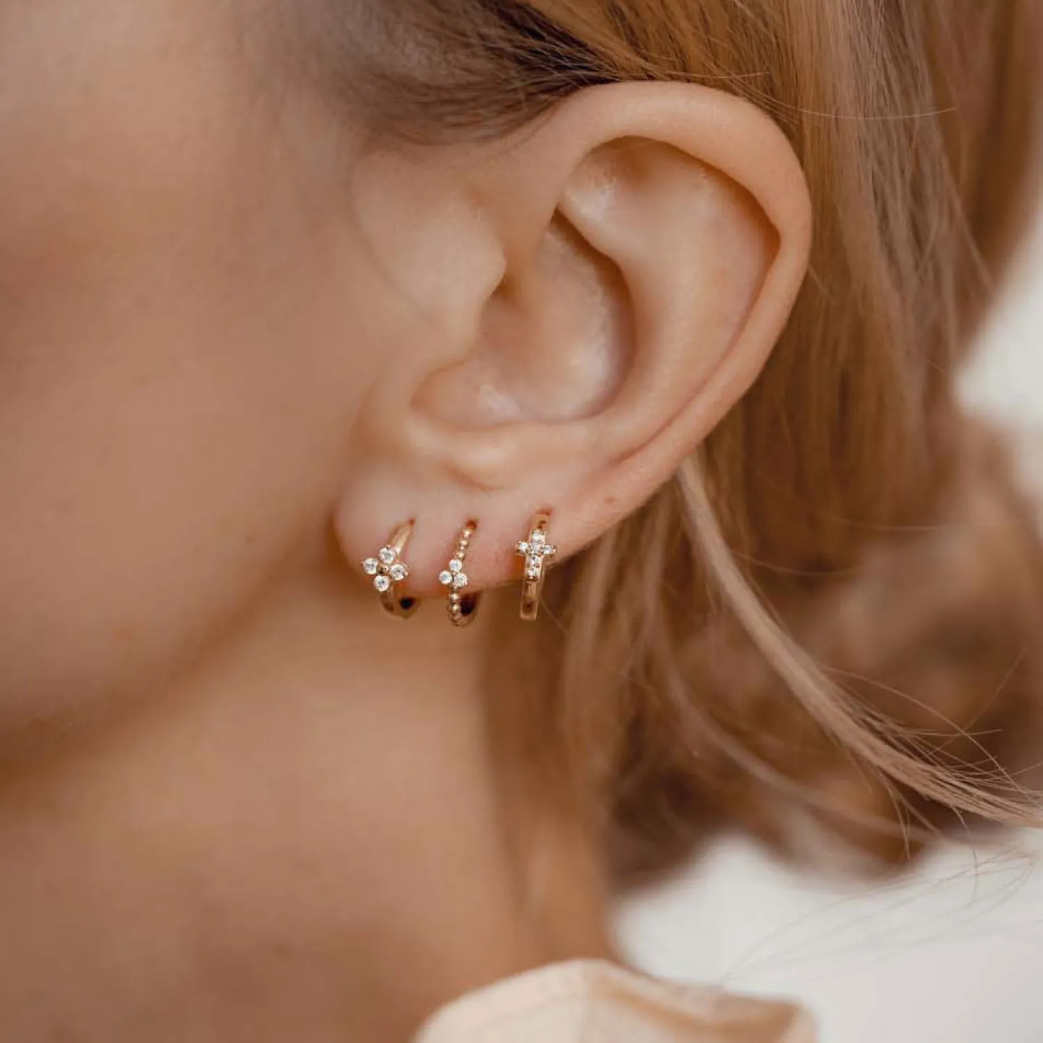 Huggie Ohrringe | Hey Happiness Trinität Huggie Creolen Ohrringe 14K Gold