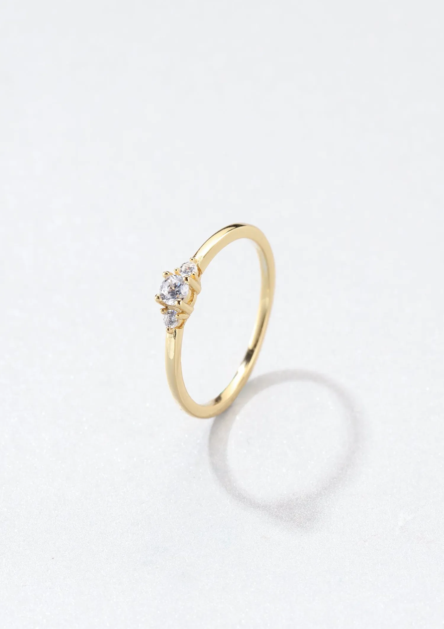 Schlichte Ringe | Hey Happiness Trio Steine Schmaler Ring Sterlingsilber in Gold