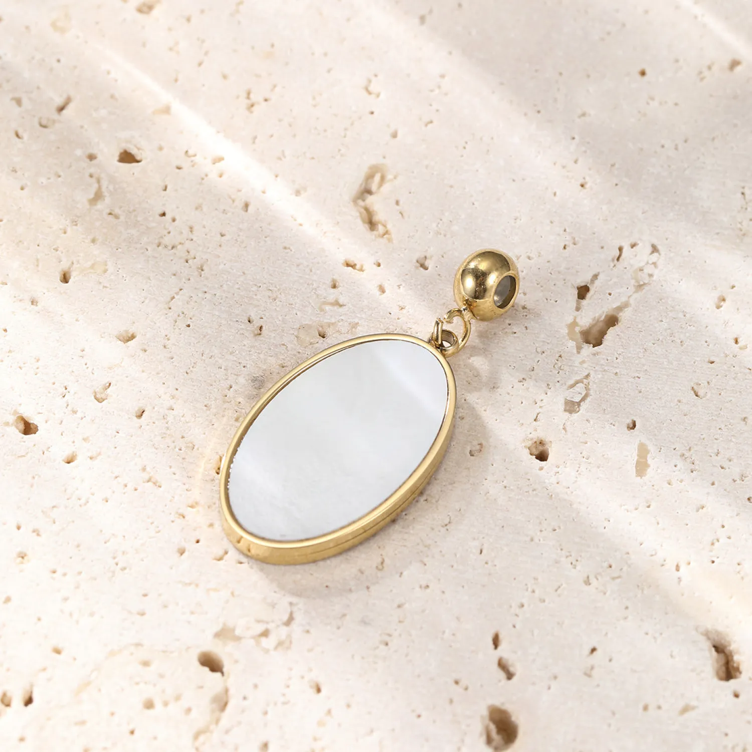 Anhänger | Hey Happiness Unique Oval Perlmutt Anhänger Gold