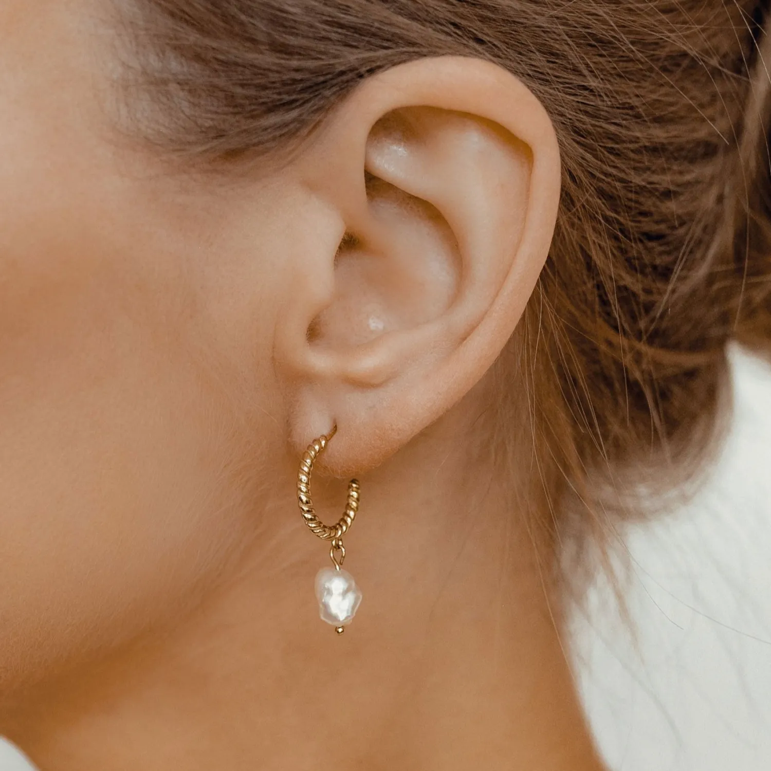 Perlenohrringe | Creolen | Hey Happiness Verdrehte Creolen mit Anhänger Perle Sterlingsilber in farbe Gold