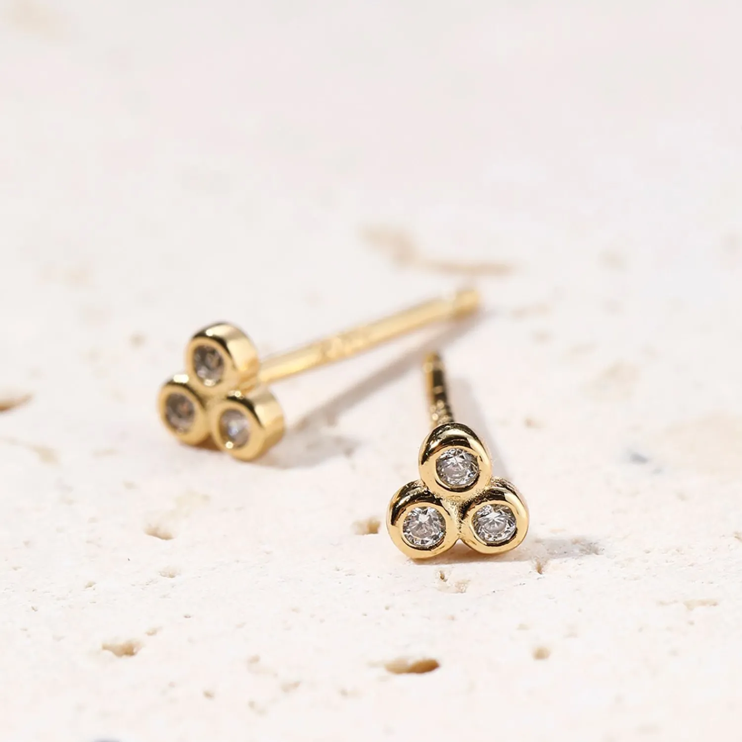 Ohrstecker | Hey Happiness Weiße Triad Ohrstecker aus Sterlingsilber in Gold