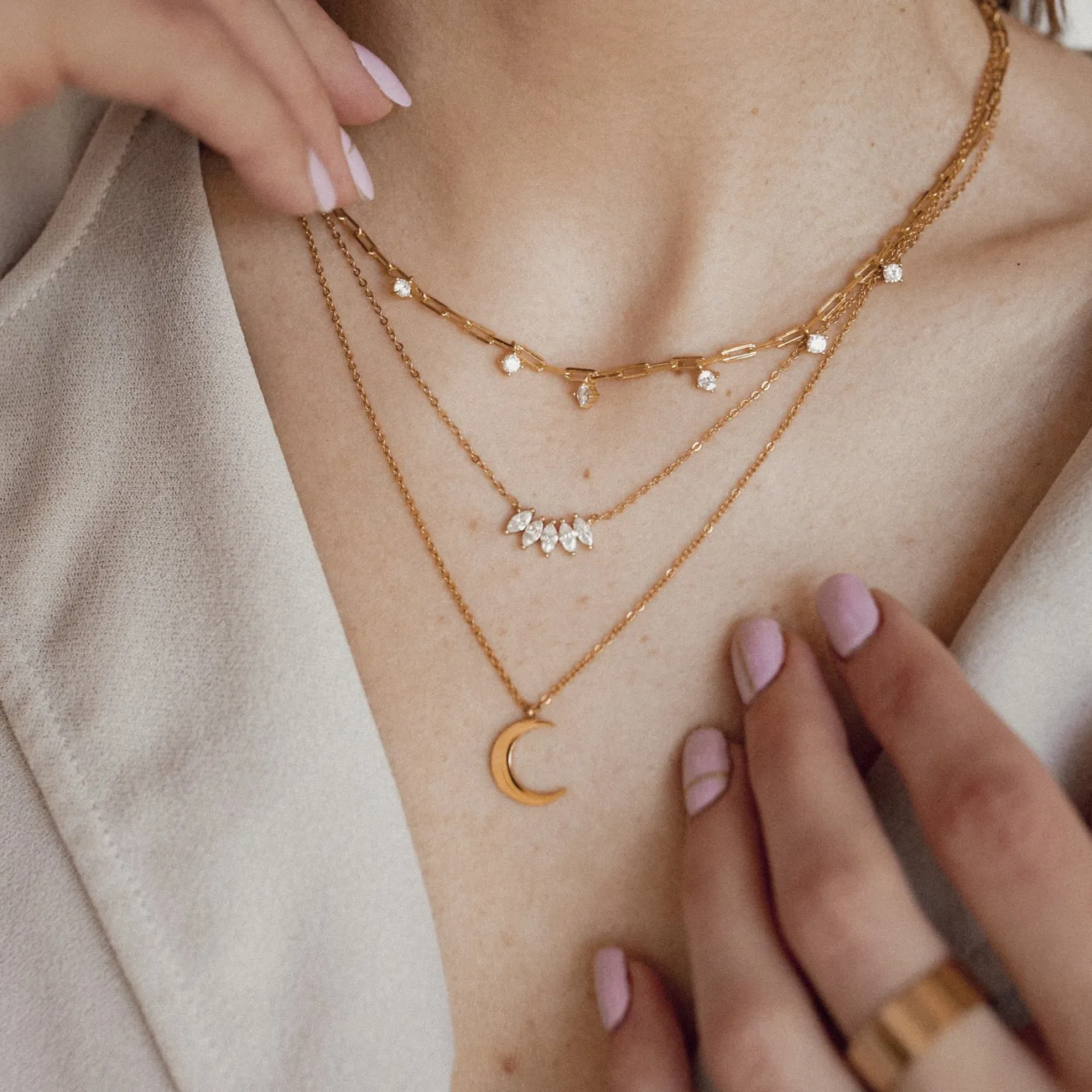 Filigrane Ketten | Hey Happiness Zarte Halbmond Kette in farbe Gold