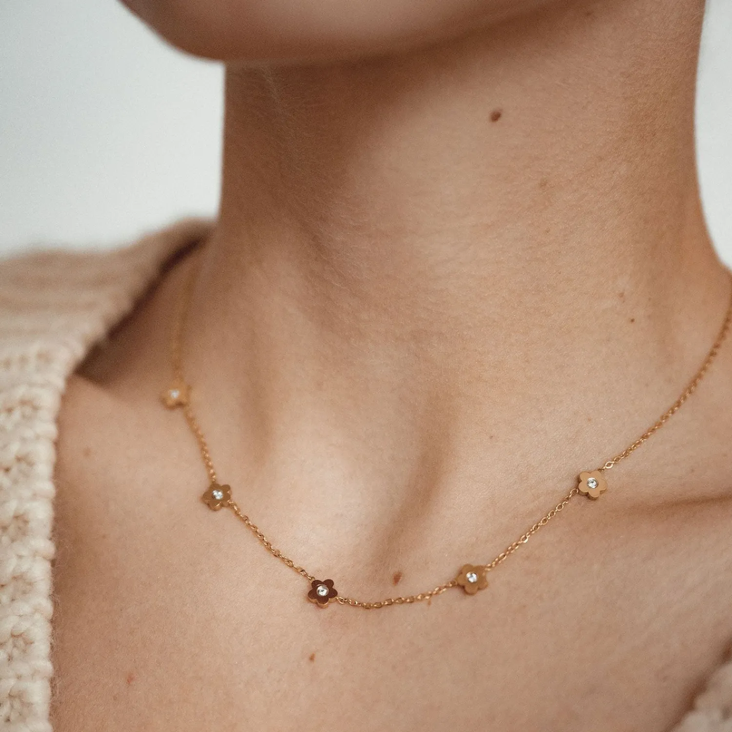 Necklace Sets | Filigrane Ketten | Hey Happiness Zierliche Blume Charm Kette in Gold