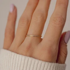 Schlichte Ringe | Hey Happiness Zierlicher Ring mit Schmucksteinen Vergoldet